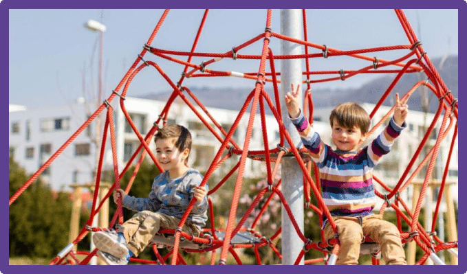 Bild von Kindern, die ein einem Seil-Turm klettern.