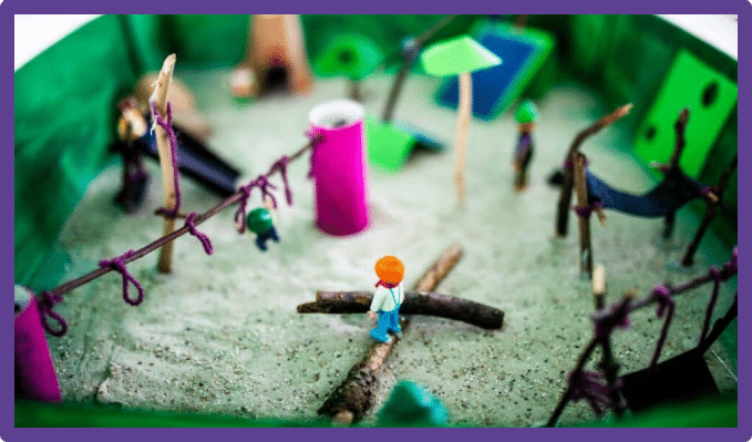 Spielplatz-Modell mit Playmobil-Männchen