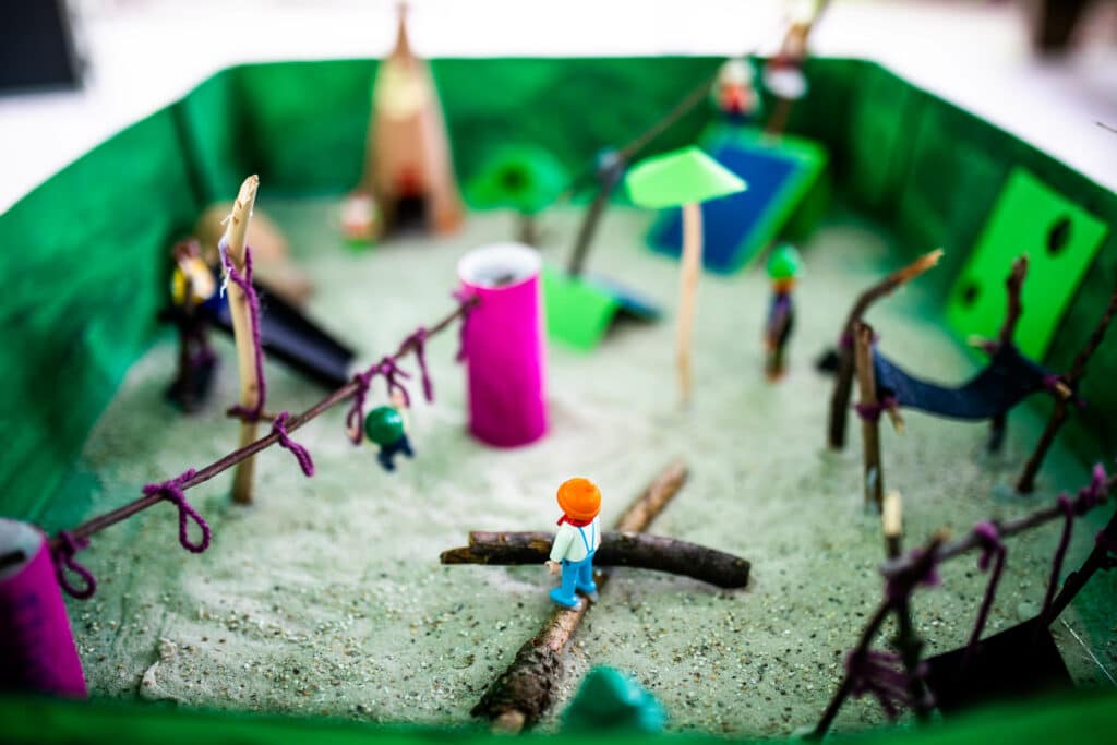 Eine Spielplatz-Szene dargestellt mit Playmobil Figuren.