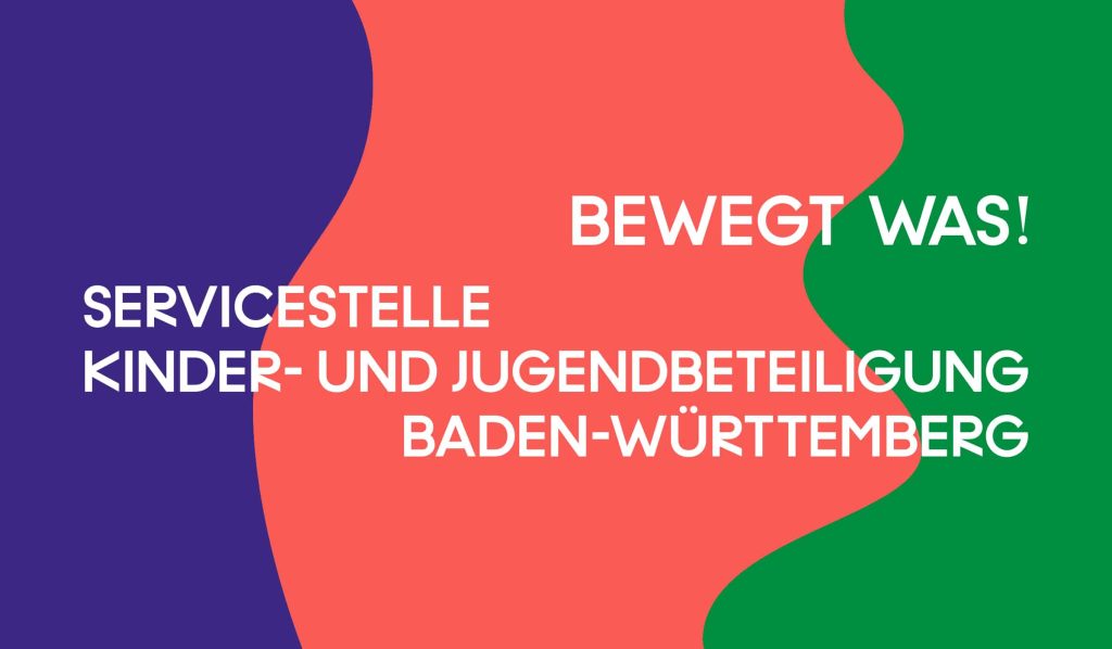 Auf dem Bild steht: "Bewegt was! Servicestelle Kinder- und Jugendbeteiligung Baden-Württemberg". Das Bild hat drei Farbstreifen, die durch Schlangenlinien abgetrennt sind. Rechts ist Grün, in der Mitte Korallenrot und links Lila.