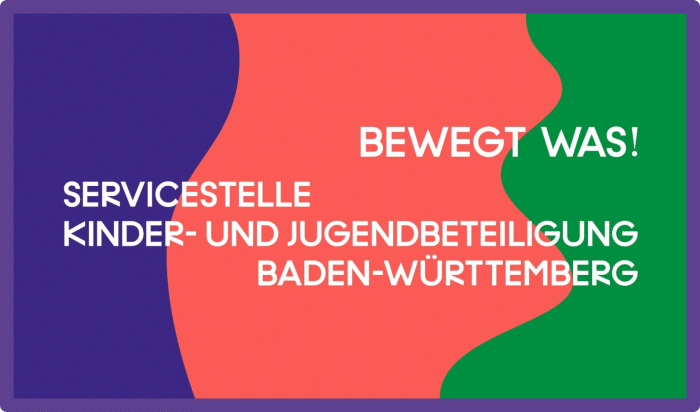 Der Schriftzug der Servicestelle Kinder- und Jugendbeteiligung Baden- Württemberg unter der Überschrift "Bewegt was!"