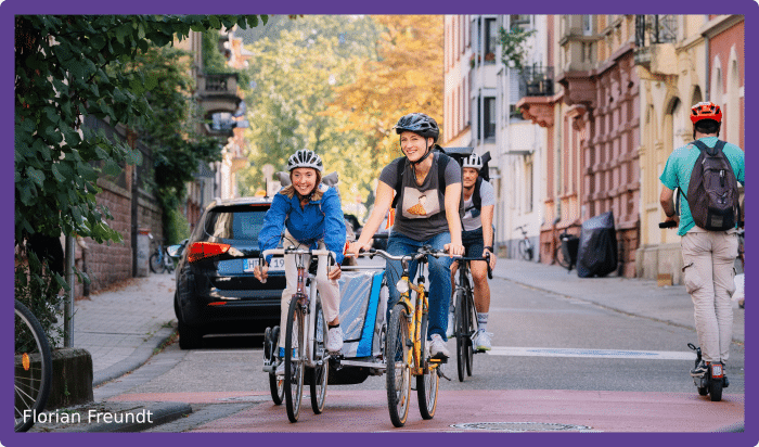 Zwei Fahrradfahrerinnen auf einer Heidelberger Straße im Herbst