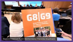 Das Deckblatt der Kurzfassung des Gutachtens vom Bürgerforum mit der Aufschrift G8/G9. Im Hintergrund sitzen Menschen an einem Konferenztisch.