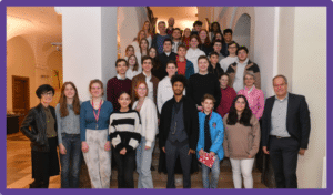 Auf dem Foto sind mehrere Jugendliche zu sehen. Sie sind Mitglieder des Jugendgemeinderates.